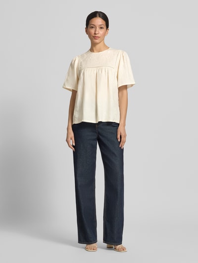 Vrouwenmodel draagt Loose Fit T-shirt uit puur linnen model 'BACINO' van Weekend Max Mara met all-over bloemenmotief, flammgaren, u-hals, korte mouw, intarsia details, kleur naturel, look bovenstuk. Volledige lichaamsaanzicht van voren.