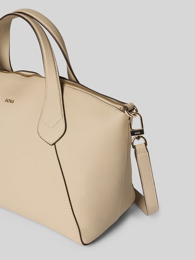 Produktfoto, Shopper aus echtem Rindsleder Modell 'LENAH' von BOSS w kolorze jednolitym, prostokątny kształt, ziarniście fakturowana powierzchnia, uchwyty do noszenia, karabińczyk, główna komora, wewnętrzna kieszeń, kieszeń na zamek, aplikacja z logo