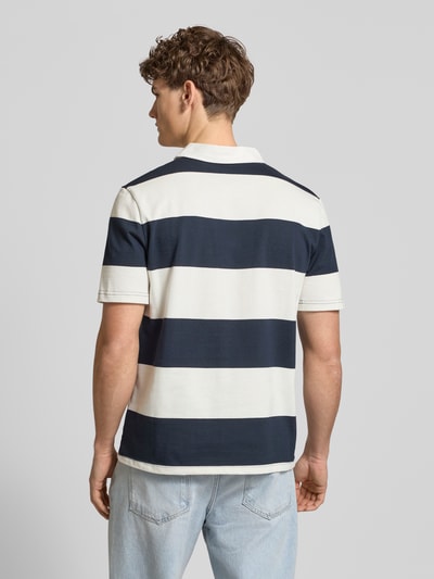 Männermodel trägt Regular Fit Poloshirt mit Rugby-Streifen und Logo-Bestickung von REVIEW, weiße und marineblaue Streifen, reine Baumwolle, Rückenlänge bei Größe M 71 cm, Ganzkörperansicht Rückansicht