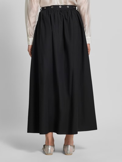 Vrouwenmodel draagt Ausgestellter Midi-Rock aus reiner Baumwolle Modell 'C_VIDOL' van BOSS Orange, look: effen, regular fit, uitlopend, midilengte, labelapplicatie, met riem, verborgen ritssluiting, rechte zoom, zij-steekzakken, puur katoen. Ganzkörperansicht Rückansicht.