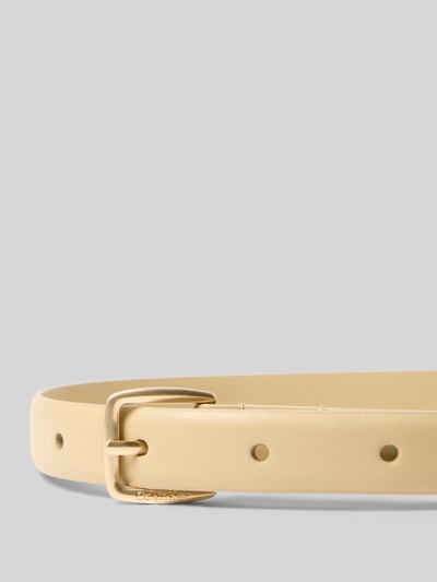Produktfoto, Gürtel aus echtem Leder Modell 'ESSENTIAL BUCKLE 20MM' von CK Calvin Klein Damen Gürtel in Beige mit goldener Gürtelschnalle auf grauem Hintergrund.