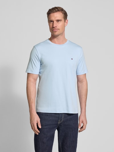 Männermodel trägt Regular Fit T-Shirt aus reiner Baumwolle von Tommy Hilfiger, Optik: Unifarben, Logo-Detail, Ganzkörperansicht von vorne.