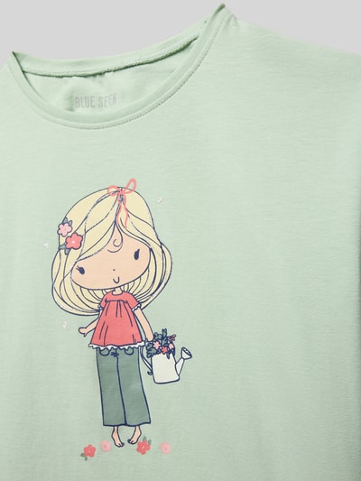 Mädchen trägt T-Shirt mit Rundhalsausschnitt und Motiv-Print von Blue Seven, Baumwoll-Mix mit Stretch-Anteil, Nahaufnahme Oberkörper