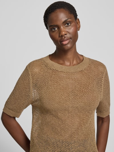Frauenmodel trägt Regular Fit Pullover aus Baumwoll-Mix von s.Oliver RED LABEL in Beige, strukturierte Netzoptik, Nahaufnahme Oberkörper.