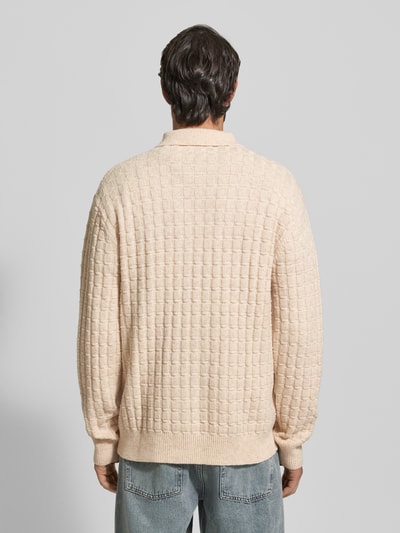 Männermodel trägt Strickpullover mit Strukturmuster Modell 'Gustav' von Les Deux in Beige, Material-Mix mit Woll-Anteil, Regular-Fit, Polokragen, Knopfleiste, Rückenlänge 74 cm, Ärmellänge 73 cm, Ganzkörperansicht Rückansicht.