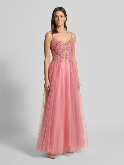 Frauenmodel trägt Abendkleid mit floralem Spitzenbesatz von Hey Kyla in Rosa, A-Linie, Spaghettiträger, Pailetten, Mesh, Ganzkörperansicht von vorne.