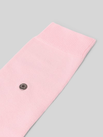 Produktfoto, Socken in unifarbenem Design Modell 'LADY' von Burlington in zartem Rosa, elastischer Bund, Baumwoll-Mix mit Stretch-Anteil, Label-Detail.
