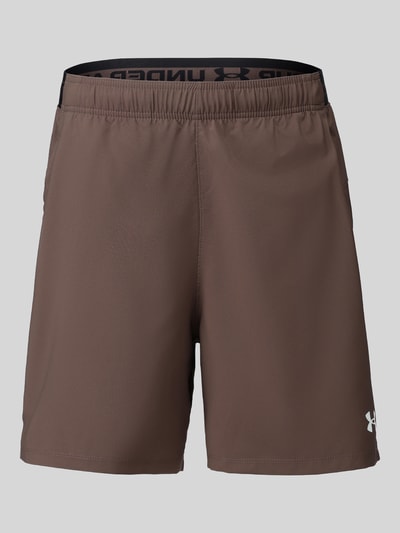 Produktfoto, braune Regular Fit Sportshorts mit Logo-Print von Under Armour, glatte Oberfläche, Herren Sportshorts von Under Armour