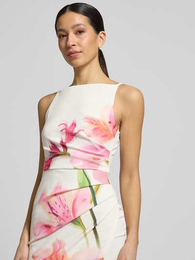 Frauenmodel trägt Cocktailkleid mit Raffungen und Gehschlitz von Lipsy, Material-Mix mit Stretch-Anteil, Figurbetont, Midikleid, florales Muster. Nahaufnahme Oberkörper.