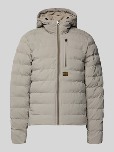 Produktfoto, hellgraue Steppjacke mit Kapuze, Reißverschluss, Brusttasche und Label-Detail Modell 'Foundation' von G-Star Raw, Regular-Fit, Rückenlänge 70 cm, Schulterbreite 46 cm, Brustweite 56 cm, Ärmellänge 70 cm, glatte Textur und dezente Nähte