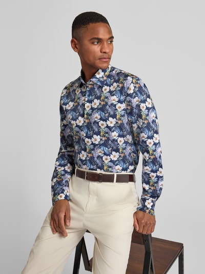 Männermodel trägt Slim Fit Businesshemd aus Baumwoll-Mix mit Kentkragen von OLYMP Level Five, florales Muster, Nahaufnahme Oberkörper.
