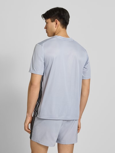 Männermodel trägt Regular Fit Sport T-Shirt mit Logo-Print von adidas Training, unifarben, Kontraststreifen, Ganzkörperansicht Rückansicht.