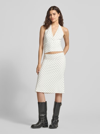 Frauenmodel trägt Slim Fit Top mit Neckholder von Gina Tricot mit Punktemuster, V-Ausschnitt, Elastischer-Material-Mix, Rückenlänge 58 cm, Ganzkörperansicht von vorne.