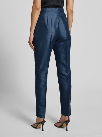 Frauenmodel trägt Regular Fit Zigarettenhose aus reiner Seide Modell 'ORATA' von Max Mara, Optik: Unifarben, Bügelfalten, Mid Waist, Ganzkörperansicht Rückansicht.