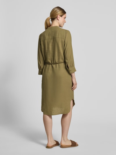 Frauenmodel trägt Midikleid aus Leinen-Mix mit Bindegürtel von Fynch-Hatton in Oliv, abgerundeter Saum, taillierter Schnitt, Rückansicht Ganzkörperansicht. Rückenlänge bei Größe 36: 112 cm, Brustweite: 52 cm, Ärmellänge: 52 cm, Leinen-Viskose-Anteil, Mao-Kragen, Knopfleiste, Kordel-Optik.