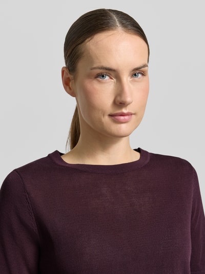 Frauenmodel trägt T-Shirt mit Rundhalsausschnitt Modell 'TENCYM' von Mango in dunklem Lila, Material-Mix mit Lyocell-Anteil, Nahaufnahme Oberkörper.