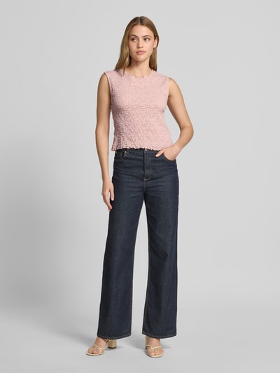 Frauenmodel trägt Top mit Strukturmuster und Rundhalsausschnitt von Jake*s Collection in Rosa, Baumwoll-Mix mit Stretch-Anteil, Slim Fit, Ganzkörperansicht von vorne.