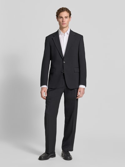 Männermodel trägt Regular Fit Anzugsakko mit Woll-Anteil Modell 'REECE' von Strellson, schwarz, Reverskragen, 2-Knopf, Ganzkörperansicht von vorne.