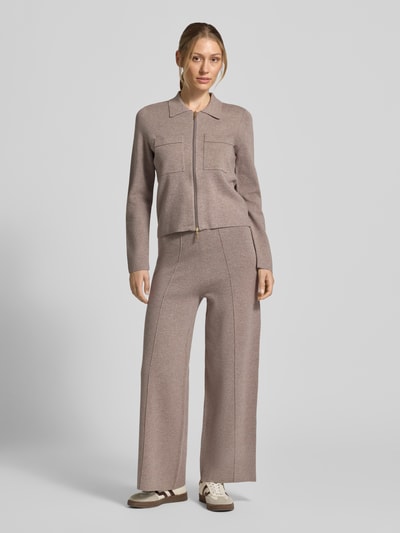 Frauenmodel trägt Stoffhose mit Ziernähten von Christian Berg Woman in Beige, weite Passform, Viskose-Mix, Elastikbund, Ganzkörperansicht von vorne.
