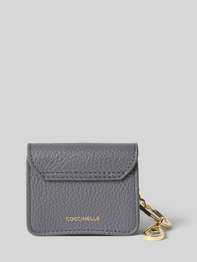 Produktfoto, sleutelhanger met Minitas van Coccinelle in grijs met Structuurpatroon, labeldetail in metallic, karabijnsluiting en schakelketting