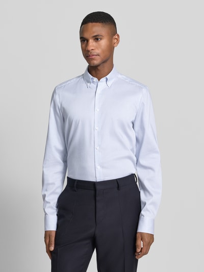 Männermodel trägt Slim Fit Business-Hemd mit Button-Down-Kragen von OLYMP Level Five aus reiner Baumwolle, Ganzkörperansicht von vorne.