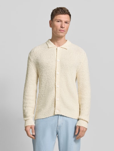 Männermodel trägt Strickjacke mit Knopfleiste von JAKE*S STUDIO MEN in Beige, Regular-Fit mit Kentkragen, gerippte Abschlüsse, Ganzkörperansicht von vorne.