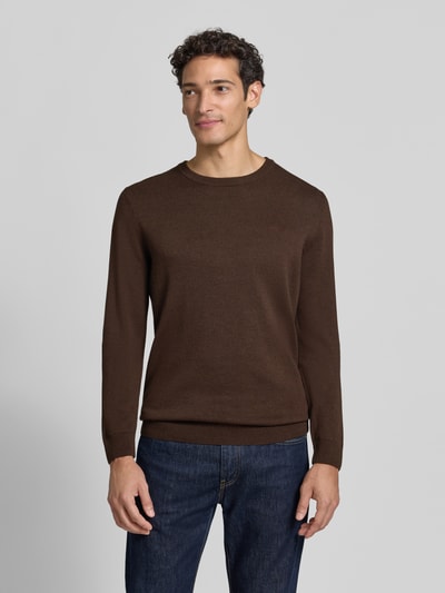 Männermodel trägt Regular Fit Pullover aus reiner Baumwolle von s.Oliver RED LABEL in Dunkelbraun, strukturierte Oberfläche, Ganzkörperansicht von vorne