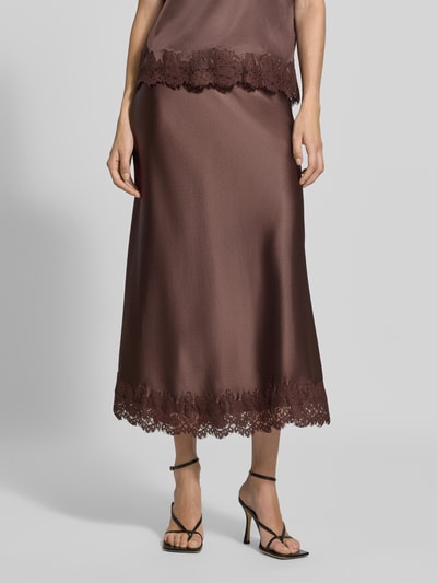 Vrouwenmodel draagt Midirok uit Satijn met kanten rand van Christian Berg Woman Selection in bruin, elastische materiaalmix, nauwsluitend, totale lengte maat 36: 90 cm, bandwijdte: 38 cm, close-up onderlichaam