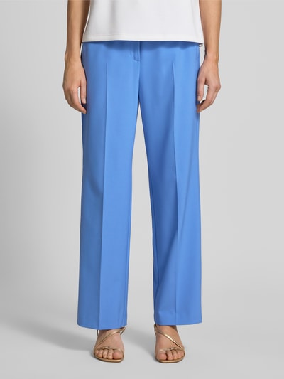 Frauenmodel trägt Cropped Hose aus Viskose-Mix mit Bügelfalten von Comma in Blau, Gesäßtasche, mit Stretch-Anteil, Nahaufnahme Unterkörper, Bundweite 39 cm, Innenbeinlänge 77 cm bei Größe 36.