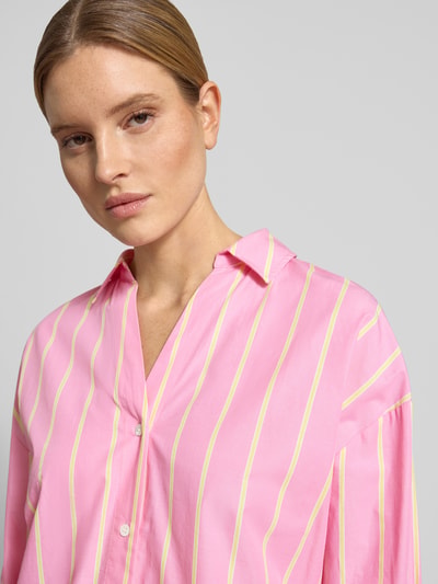 Frauenmodel trägt Relaxed Fit Hemdbluse mit V-Ausschnitt von Lanius, rosa mit gelben Streifen, reine Baumwolle, Nahaufnahme Oberkörper.