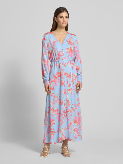 Frauenmodel trägt Maxikleid mit Bindegürtel Modell 'Sicca' von mbyM aus Viskose, Allover-Blumenmuster in Blau und Rosa, V-Ausschnitt, Knopfleiste, gerader Schnitt, Ganzkörperansicht von vorne.