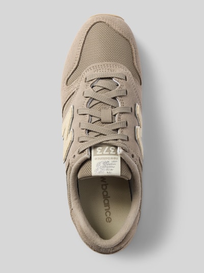 Produktfoto, sneakersy z zaokrąglonym kształtem, beżowe odcienie, wiązanie, naszywka z logo, profilowana podeszwa, model '373' od New Balance, wysokość obcasa: 2 cm, wysokość cholewki: 8 cm, szerokość w rozmiarze 39: 9 cm