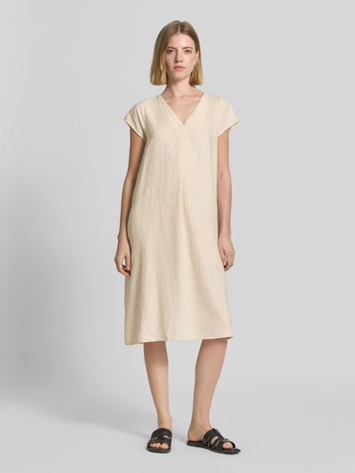 Vrouwenmodel draagt knielang linnenmix dames jurk met V-hals, loose fit, zijsplitten, model 'Ina' van Soyaconcept, vooraanzicht, ruglengte maat S 105 cm, borstwijdte 51 cm, mouwlengte 7 cm.