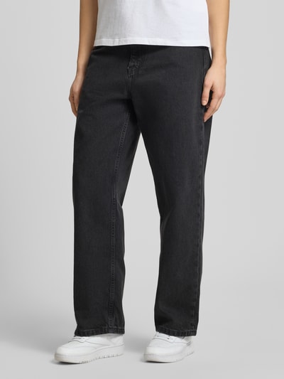 Frauenmodel trägt Relaxed Fit Jeans mit Eingrifftaschen Modell 'Brandon' von Carhartt Work In Progress aus Reine Baumwolle, Ganzkörperansicht von vorne.
