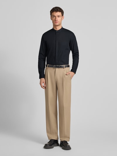 Męski model nosi Slim Fit Businesshemd aus reiner Baumwolle Modell 'KALEB' od HUGO, efekt: jednolity kolor, stójka, długi rękaw, całkowity widok z przodu.