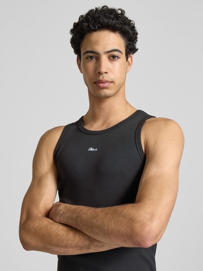 Mannelijk model draagt Tanktop in Ripp-Optik mit Label-Stitching van BLKVIS, zwart, slim fit, katoen-elastaanmix, detailopname bovenlichaam.