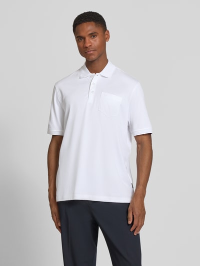 Männermodel trägt Regular Fit Poloshirt mit Brusttasche und Label-Stitching von bugatti in Weiß, Herren, Polokragen, Knopfleiste, Ganzkörperansicht von vorne. Rückenlänge bei Größe M: 70 cm.