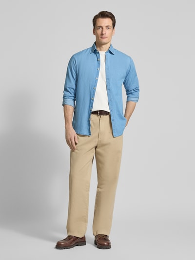 Männermodel trägt Relaxed Fit Freizeithemd aus Baumwoll-Mix von Lindbergh in Hellblau, glatte Struktur, Knopfleiste, Ganzkörperansicht von vorne.