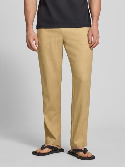 Męski model nosi Wide Fit Leinenhose mit Viskose-Anteil Modell 'Malvin' von Blend, beżowy len z wiskozą, elastyczny pas, kieszeń z tyłu, szerokość w rozmiarze M: 38 cm, długość nogawki: 76 cm, całkowity widok od przodu.