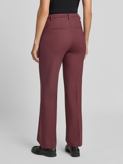 Vrouwenmodel draagt regular fit bell bottom van viscosemix van Jake*s Collection in bordeaux, gladde structuur, volledige rugaanzicht.