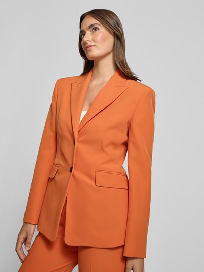 Kobieta modelka nosi Regular Fit Longblazer mit 1-Knopf-Verschluss Modell 'ASMALLA-1' od HUGO w intensywnym pomarańczowym kolorze, gładka tekstura, damski longblazer od HUGO, zbliżenie na górną część ciała, widok z przodu.