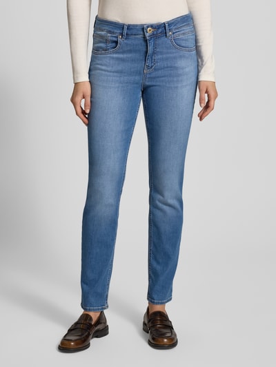 Kobiece model prezentuje Skinny Fit Jeans z kieszeniami, model 'SHAKIRA' od Brax, w stylu used-look, widok z przodu, ujęcie całej sylwetki.