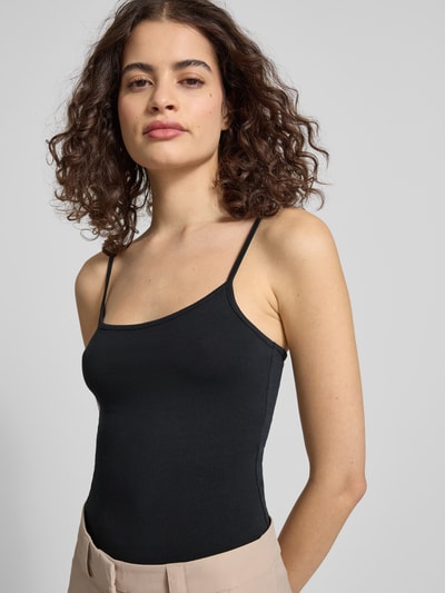 Frauenmodel trägt Slim Fit Top mit Spaghetti-Träger von Review aus elastischem Baumwoll-Mix, Schwarz, Nahaufnahme Oberkörper.