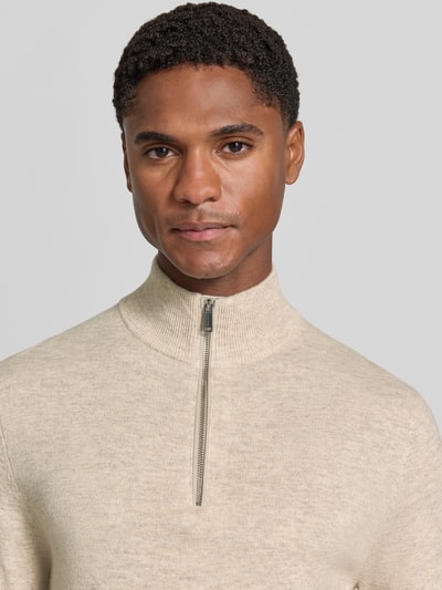 Männermodel trägt Jacke aus Baumwoll-Mix in Strick-Optik von Profuomo in Beige mit Stehkragen, Nahaufnahme Oberkörper, schmale Passform