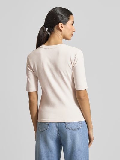 Modelka nosi T-shirt mit V-Ausschnitt von Christian Berg Woman z mieszanki bawełny i elastanu, krój regular fit, rękaw o dł. 1/2, długość tyłu w rozmiarze S: 55 cm, pastelowy odcień, gładka tekstura, widok całej sylwetki z tyłu.