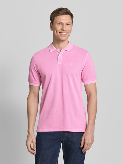 Männermodel trägt Regular Fit Poloshirt aus reiner Baumwolle von Marc O'Polo, look effen, gestikt logo, piqué, korte mouw, ganzkörperansicht von vorne