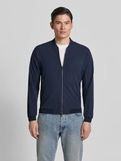 Männermodel trägt Regular Fit Jacke mit Stehkragen Modell 'Campo' von SCANDINAVIAN EDITION in Dunkelblau, Zweiwege-Reißverschluss, Ganzkörperansicht von vorne.