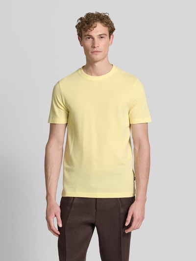 Männermodel trägt Regular Fit T-Shirt aus Baumwoll-Mix Modell 'TIBURT 240' von BOSS, Optik: Unifarben, Ärmelform: Kurzarm, Materialverarbeitung: Mouliné-Garn, Ganzkörperansicht von vorne.