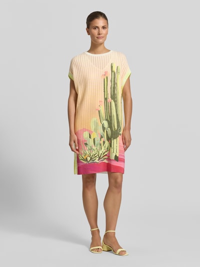Frauenmodel trägt Knielanges Kleid mit Strukturmuster und Rundhalsausschnitt von Marc Cain, Baumwoll-Mix, Straight Fit, Kappärmel, mehrfarbig mit Kaktus-Print und gerippter Textur, Ganzkörperansicht von vorne.