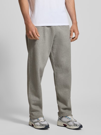Männermodel trägt graue Sweatpants mit elastischem Bund Modell 'Script' von BLKVIS aus reiner Baumwolle, Relaxed-Fit, Ganzkörperansicht von vorne.